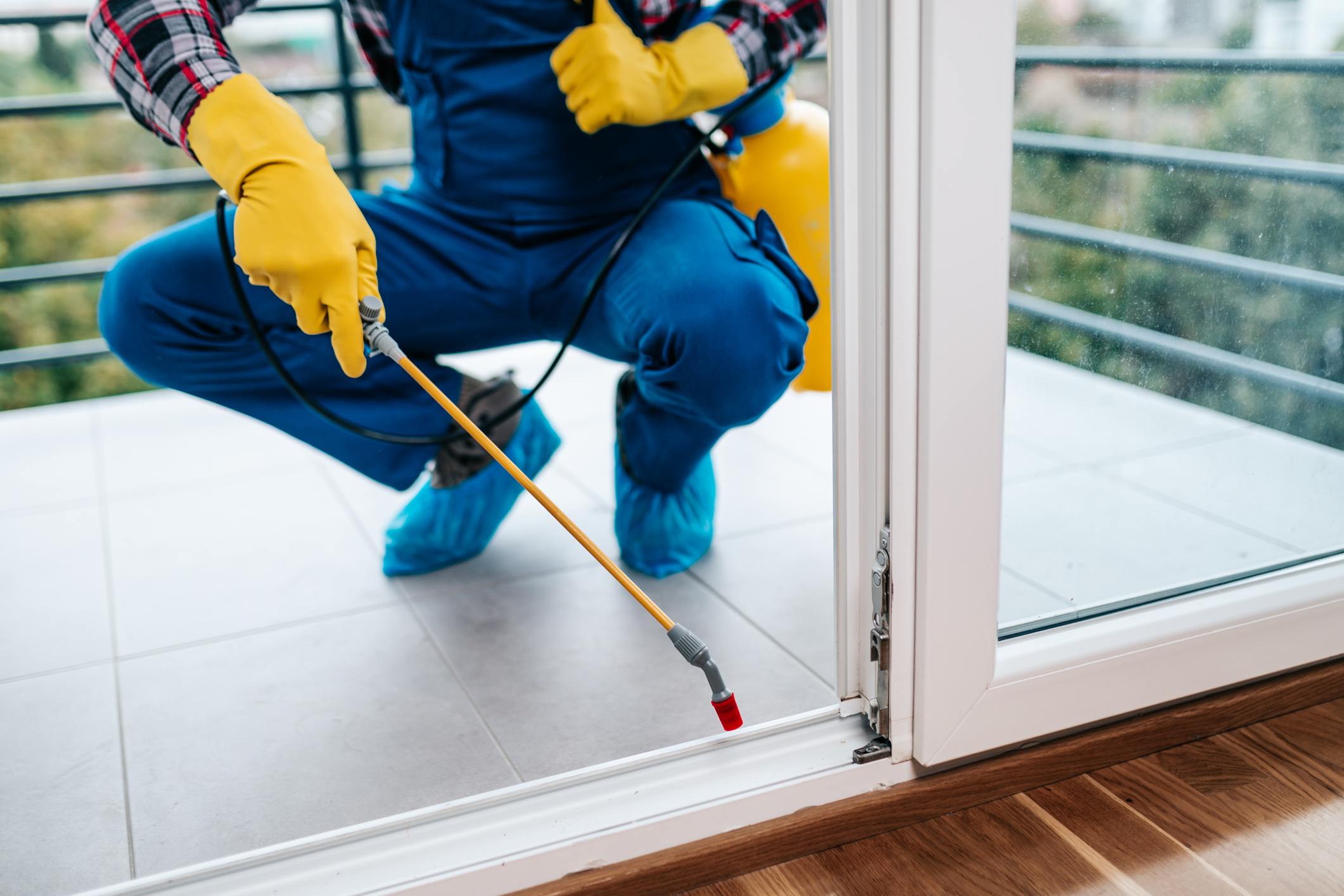 Schädlingsbekämpfung Homburg – Kammerjäger in Schutzkleidung bei der Schädlingsbekämpfung